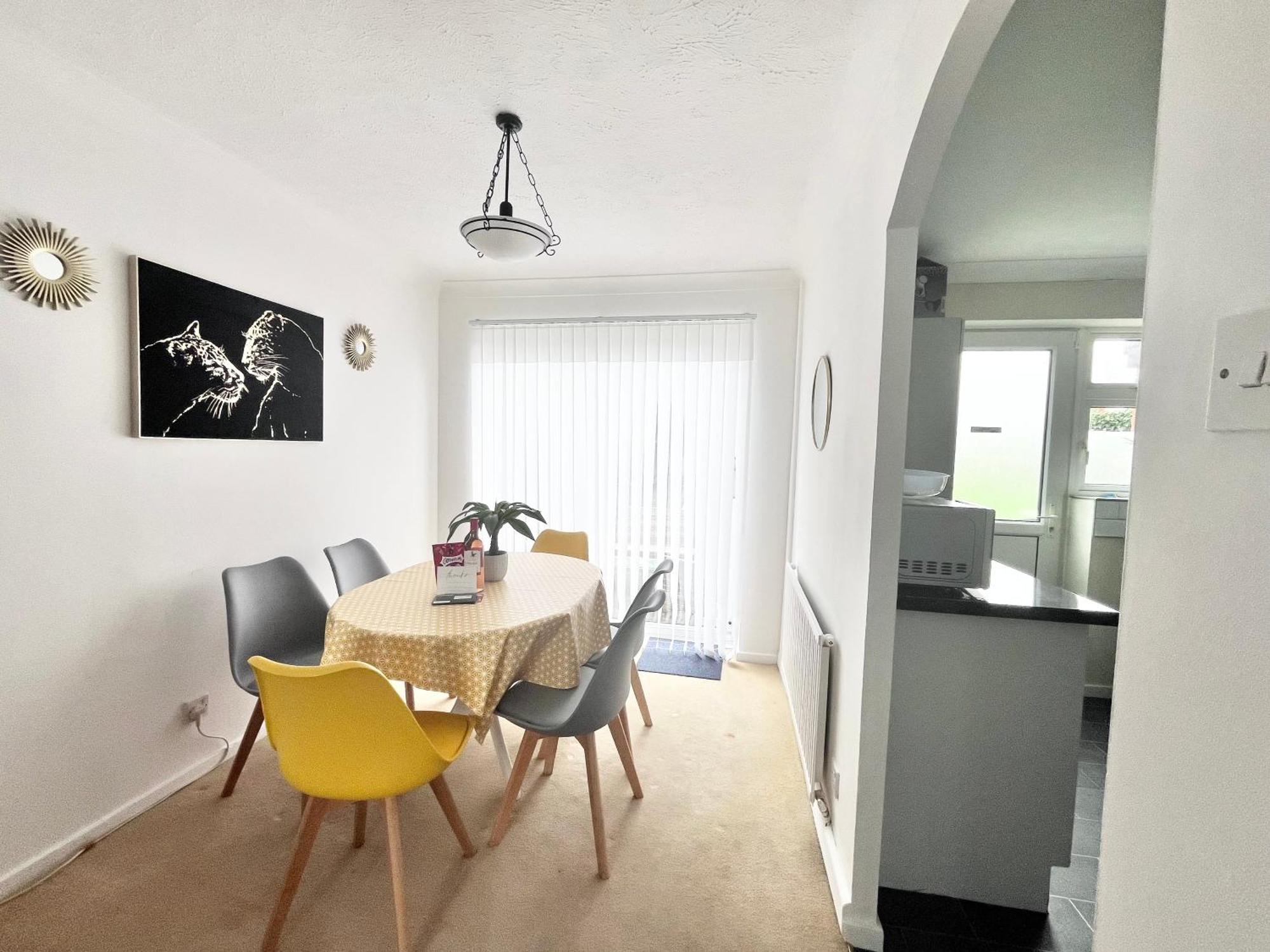 Lush House Close To Ashford Town Centre With Driveway Exterior photo