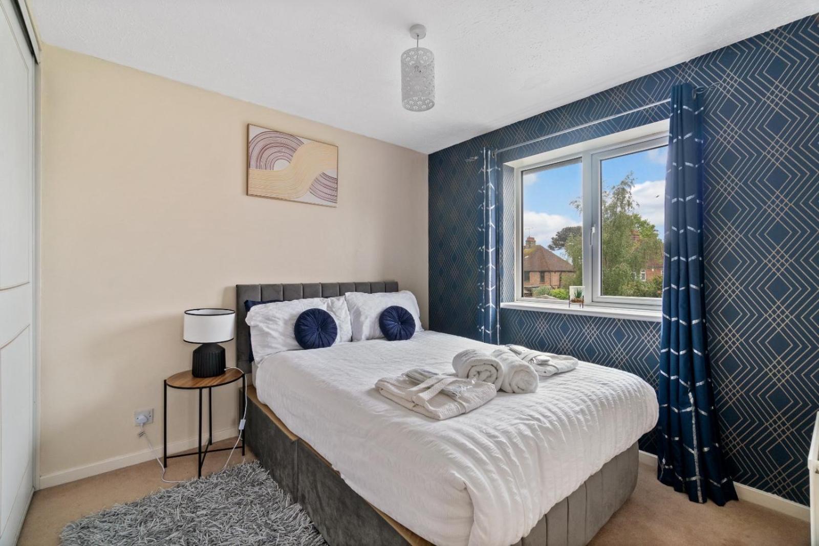 Lush House Close To Ashford Town Centre With Driveway Exterior photo