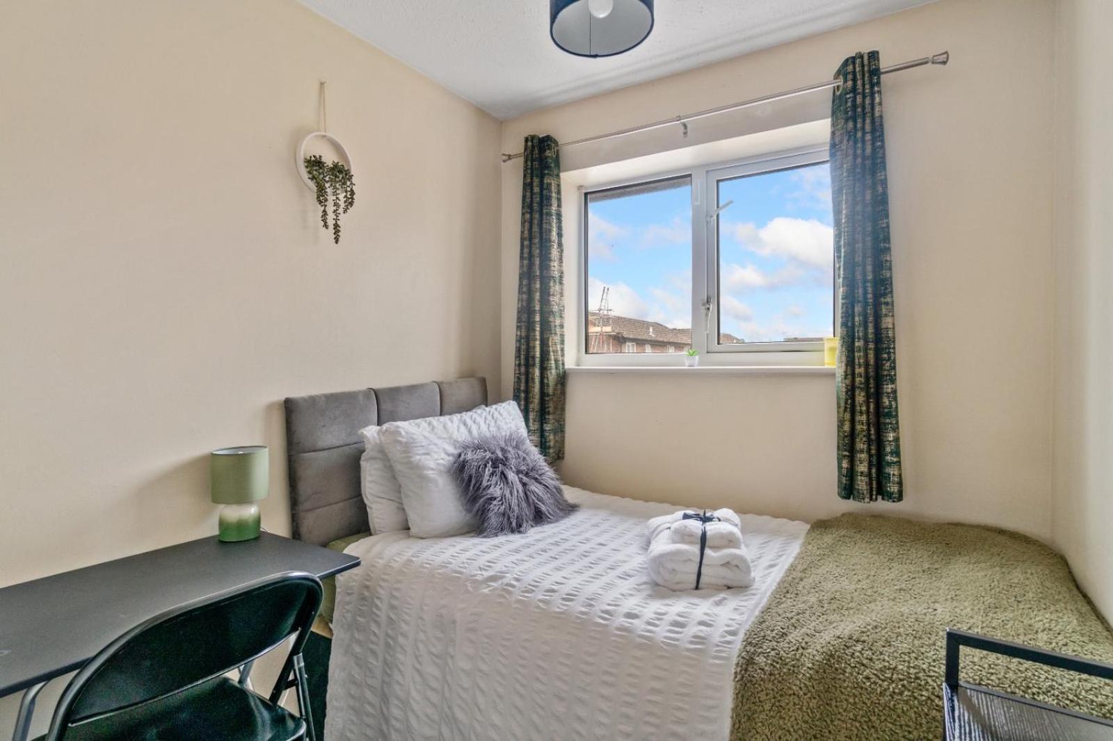 Lush House Close To Ashford Town Centre With Driveway Exterior photo
