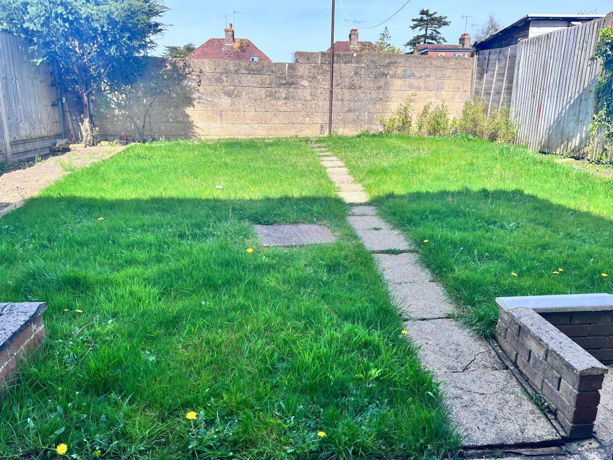Lush House Close To Ashford Town Centre With Driveway Exterior photo